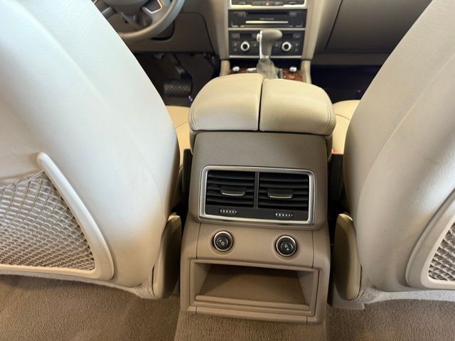 Audi Q7 Vehicle Full-screen Gallery Image 25