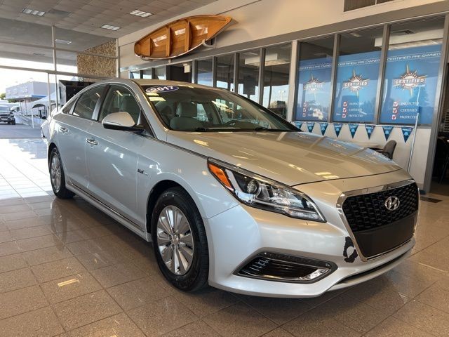 Hyundai Sonata Hybrid Vehicle Full-screen Gallery Image 03