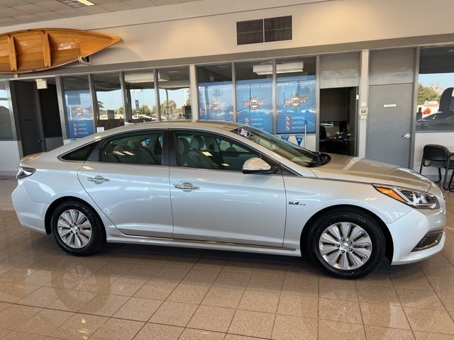 Hyundai Sonata Hybrid Vehicle Full-screen Gallery Image 04