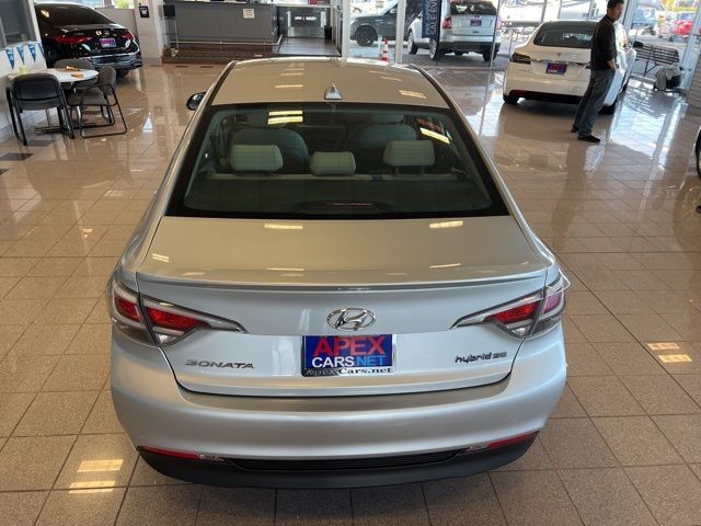 Hyundai Sonata Hybrid Vehicle Full-screen Gallery Image 10