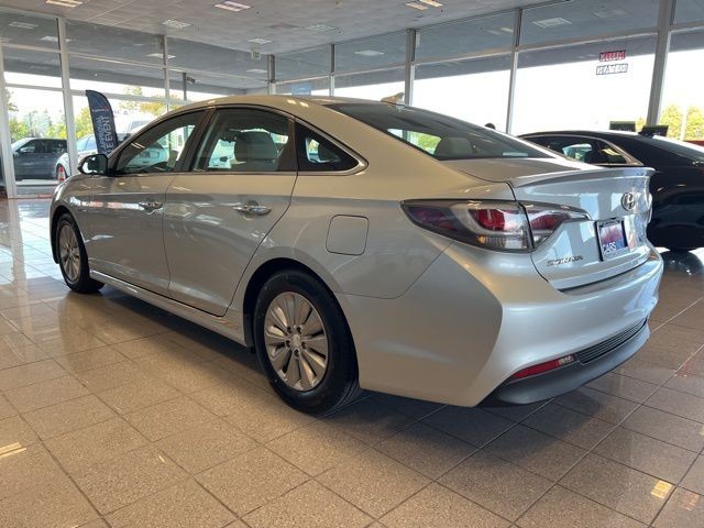 Hyundai Sonata Hybrid Vehicle Full-screen Gallery Image 11