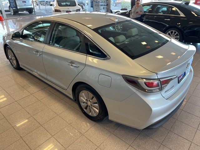 Hyundai Sonata Hybrid Vehicle Full-screen Gallery Image 12