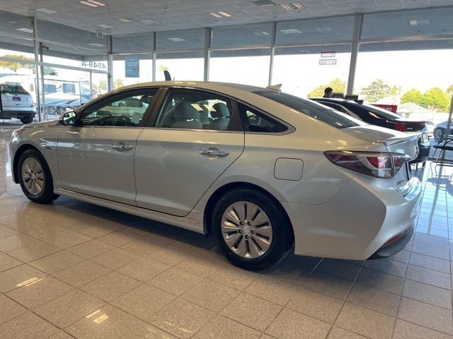 Hyundai Sonata Hybrid Vehicle Full-screen Gallery Image 13
