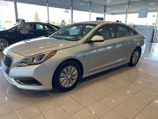 Hyundai Sonata Hybrid Vehicle Full-screen Gallery Image 14