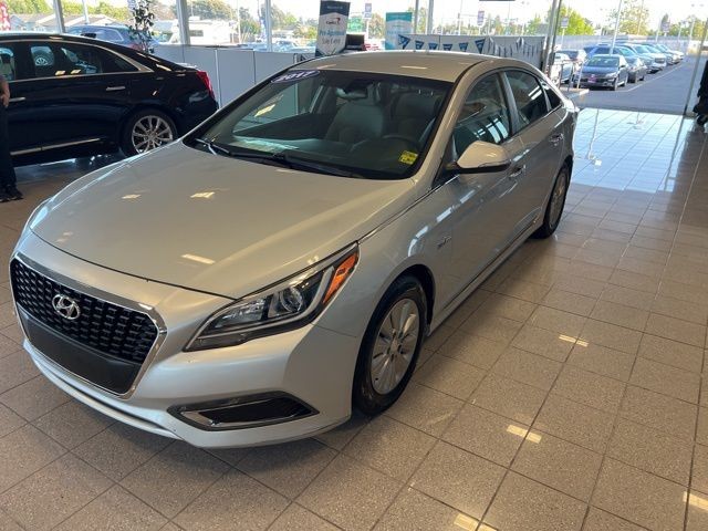 Hyundai Sonata Hybrid Vehicle Full-screen Gallery Image 16
