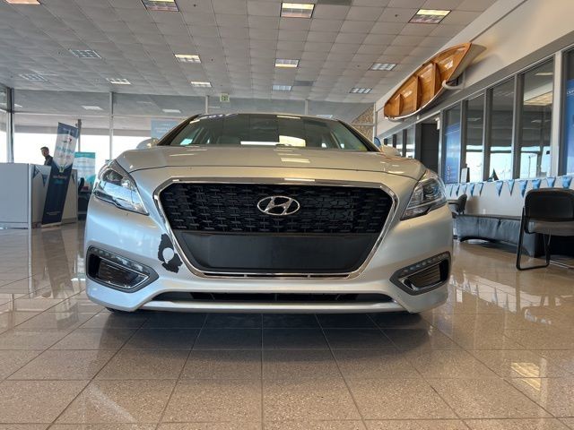 Hyundai Sonata Hybrid Vehicle Full-screen Gallery Image 17