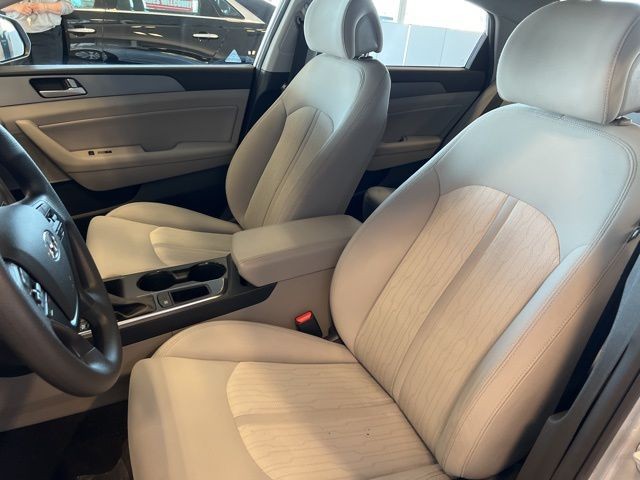 Hyundai Sonata Hybrid Vehicle Full-screen Gallery Image 20