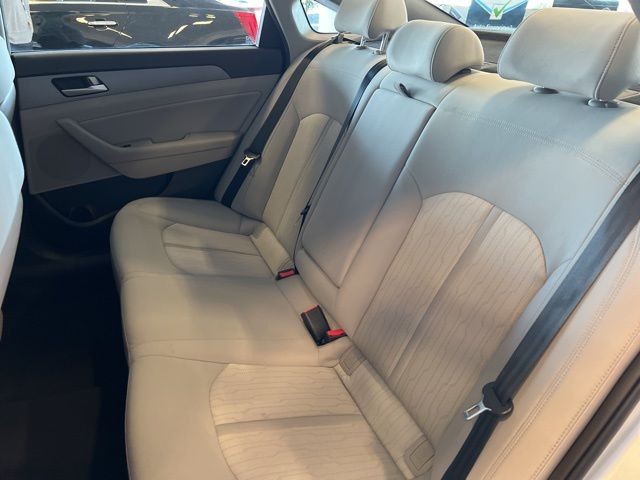 Hyundai Sonata Hybrid Vehicle Full-screen Gallery Image 21