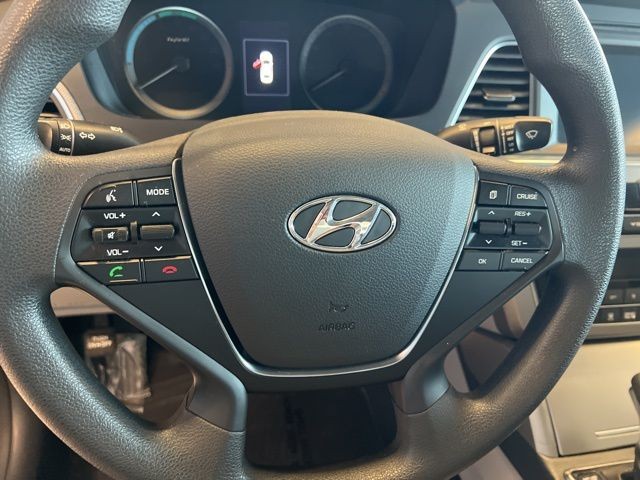 Hyundai Sonata Hybrid Vehicle Full-screen Gallery Image 22