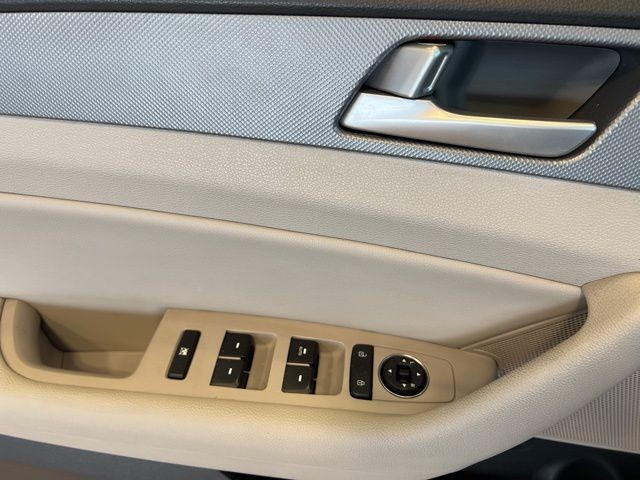 Hyundai Sonata Hybrid Vehicle Full-screen Gallery Image 31