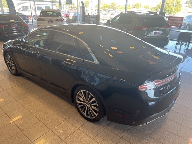 Lincoln MKZ Vehicle Full-screen Gallery Image 11