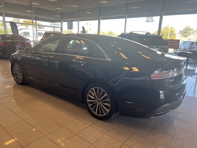 Lincoln MKZ Vehicle Full-screen Gallery Image 12