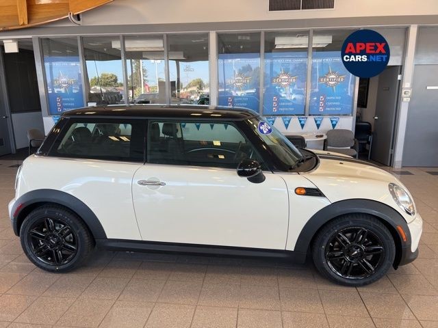 MINI Cooper Hardtop Vehicle Full-screen Gallery Image 04