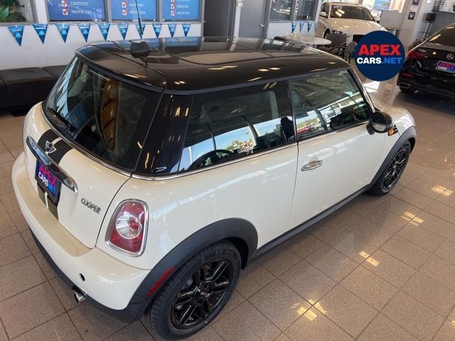 MINI Cooper Hardtop Vehicle Full-screen Gallery Image 06