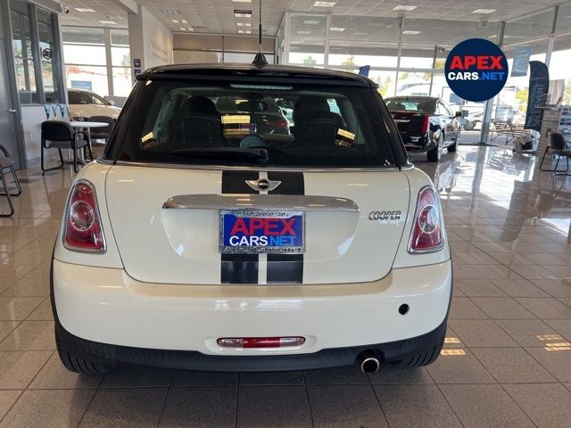 MINI Cooper Hardtop Vehicle Full-screen Gallery Image 09