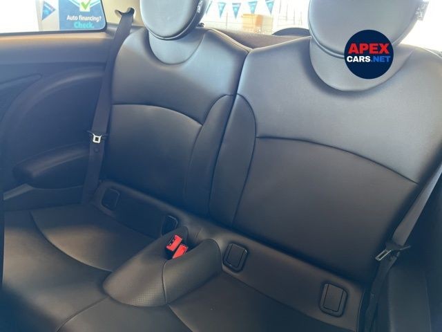 MINI Cooper Hardtop Vehicle Full-screen Gallery Image 21
