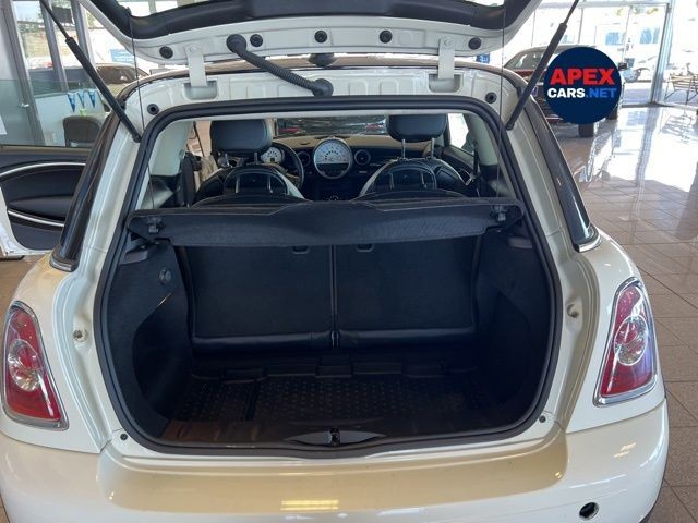 MINI Cooper Hardtop Vehicle Full-screen Gallery Image 23