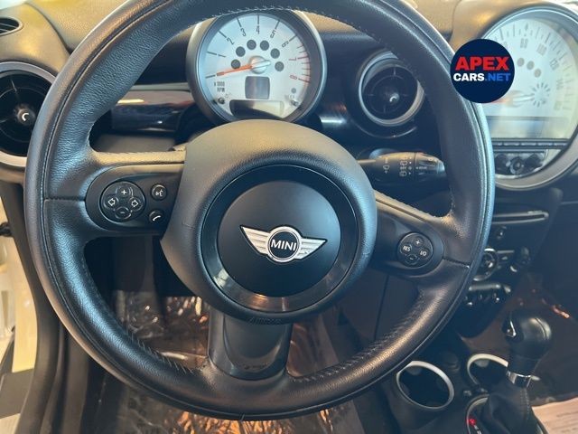 MINI Cooper Hardtop Vehicle Full-screen Gallery Image 24