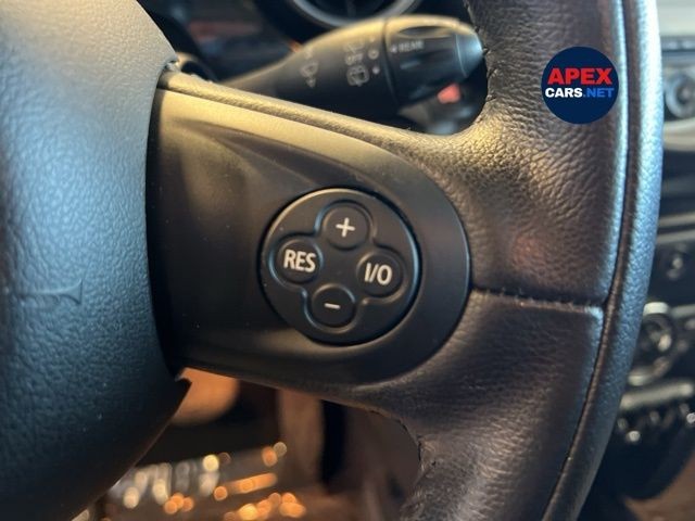 MINI Cooper Hardtop Vehicle Full-screen Gallery Image 26