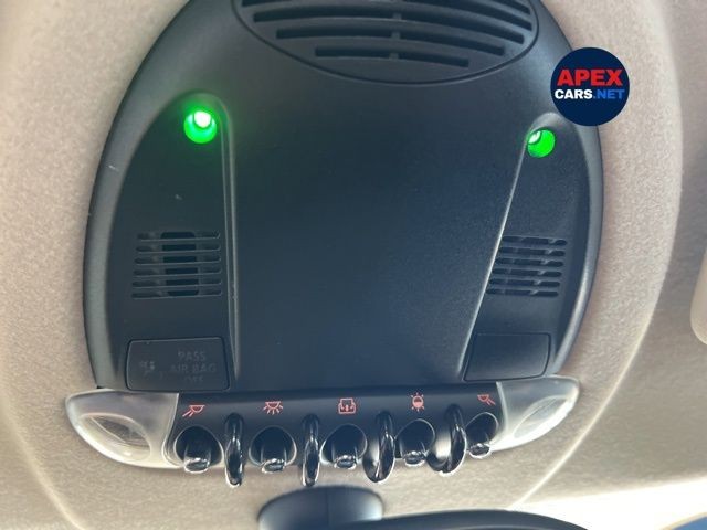 MINI Cooper Hardtop Vehicle Full-screen Gallery Image 32