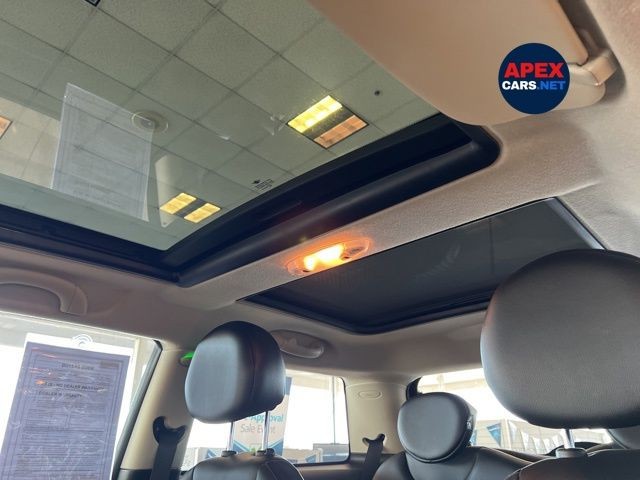 MINI Cooper Hardtop Vehicle Full-screen Gallery Image 33