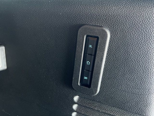 Ford Expedition EL Vehicle Full-screen Gallery Image 25