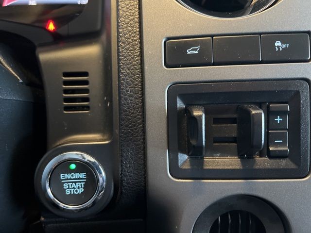 Ford Expedition EL Vehicle Full-screen Gallery Image 36