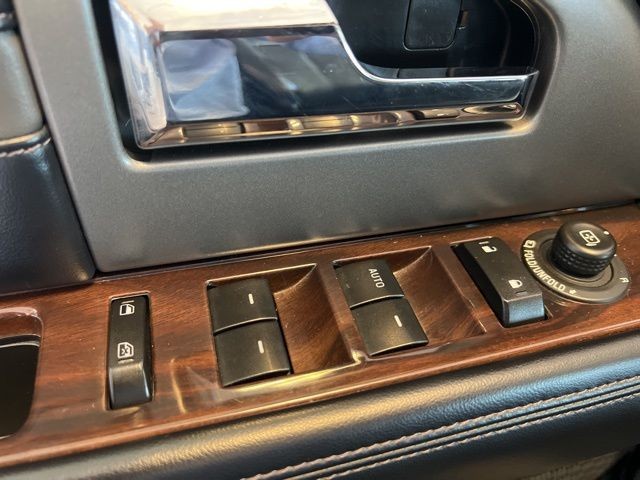 Ford Expedition EL Vehicle Full-screen Gallery Image 39