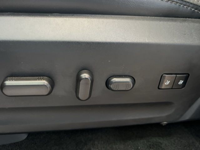 Ford Expedition EL Vehicle Full-screen Gallery Image 40