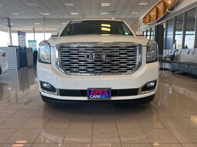 GMC Yukon Vehicle Full-screen Gallery Image 16