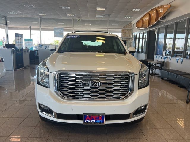 GMC Yukon Vehicle Full-screen Gallery Image 17
