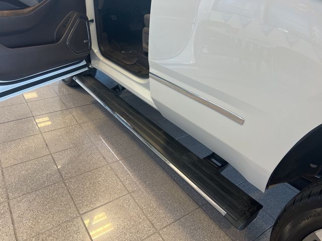GMC Yukon Vehicle Full-screen Gallery Image 19