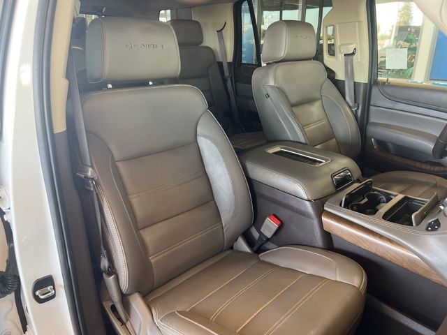 GMC Yukon Vehicle Full-screen Gallery Image 21