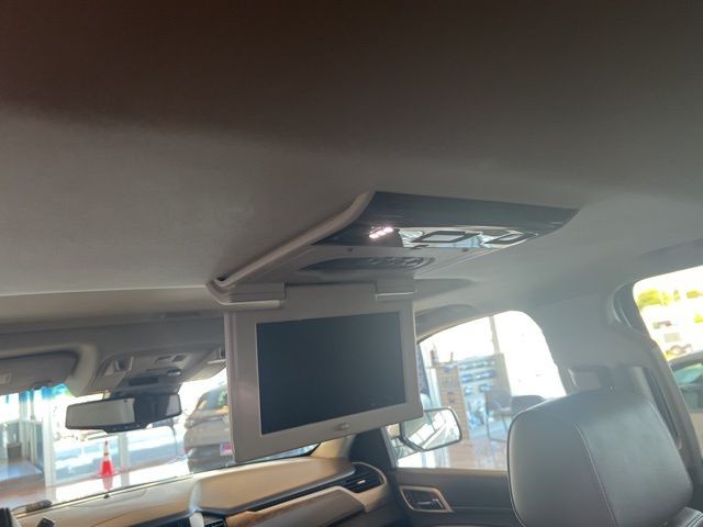 GMC Yukon Vehicle Full-screen Gallery Image 24