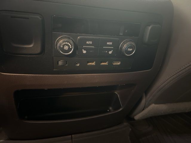 GMC Yukon Vehicle Full-screen Gallery Image 25