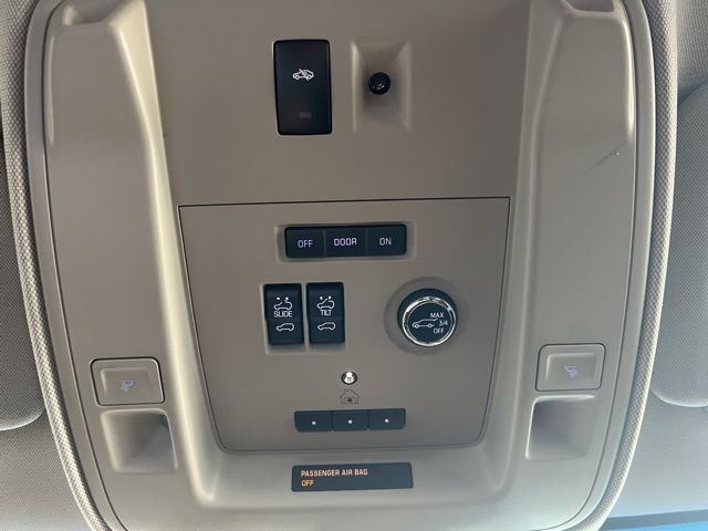 GMC Yukon Vehicle Full-screen Gallery Image 36