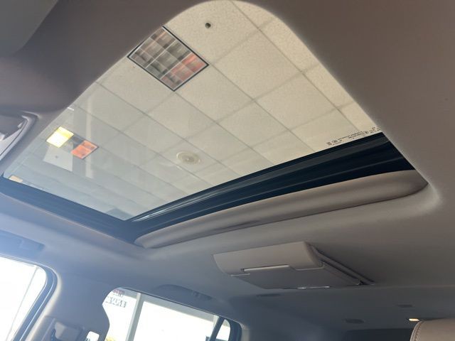 GMC Yukon Vehicle Full-screen Gallery Image 37