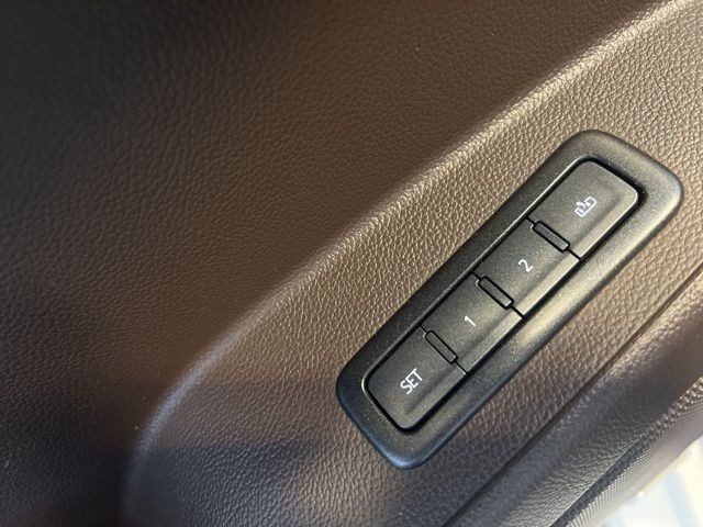GMC Yukon Vehicle Full-screen Gallery Image 38