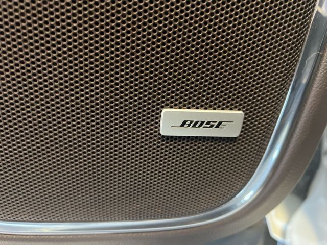 GMC Yukon Vehicle Full-screen Gallery Image 40