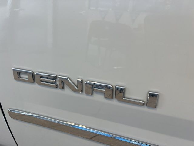 GMC Yukon Vehicle Full-screen Gallery Image 41