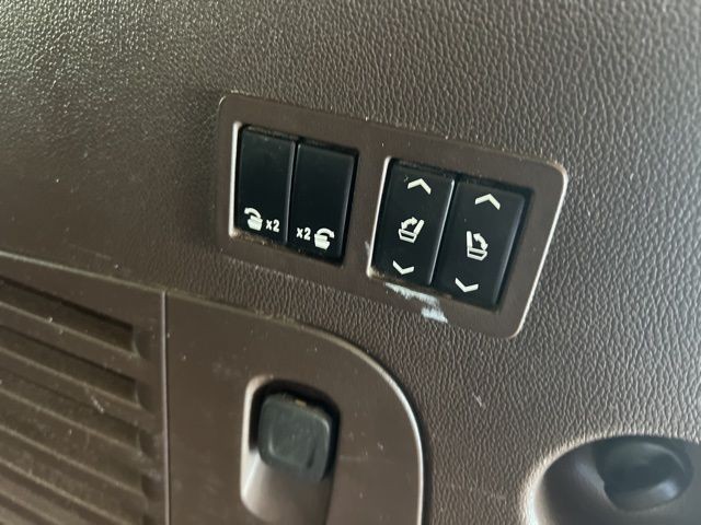 GMC Yukon Vehicle Full-screen Gallery Image 47