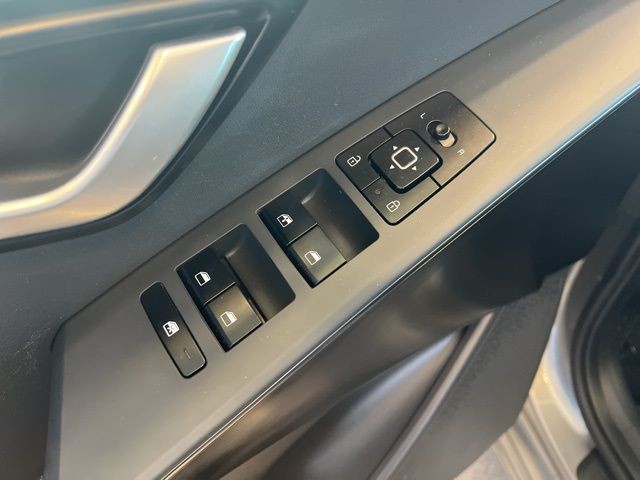 Kia Niro Vehicle Full-screen Gallery Image 22