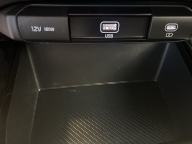 Kia Niro Vehicle Full-screen Gallery Image 28