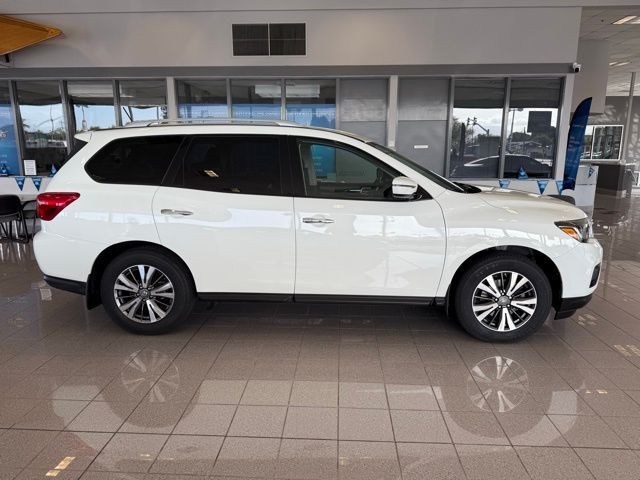 Nissan Pathfinder Vehicle Full-screen Gallery Image 02