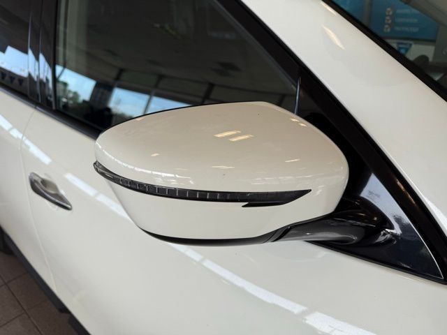 Nissan Pathfinder Vehicle Full-screen Gallery Image 11
