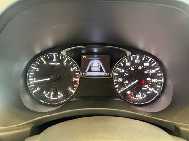 Nissan Pathfinder Vehicle Full-screen Gallery Image 13