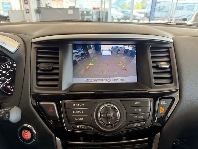 Nissan Pathfinder Vehicle Full-screen Gallery Image 15