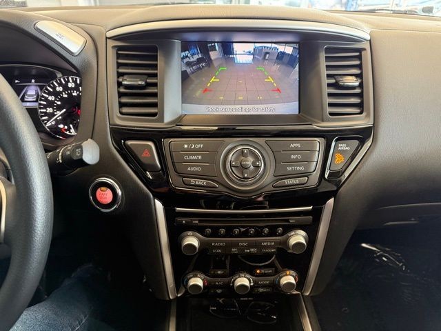 Nissan Pathfinder Vehicle Full-screen Gallery Image 16