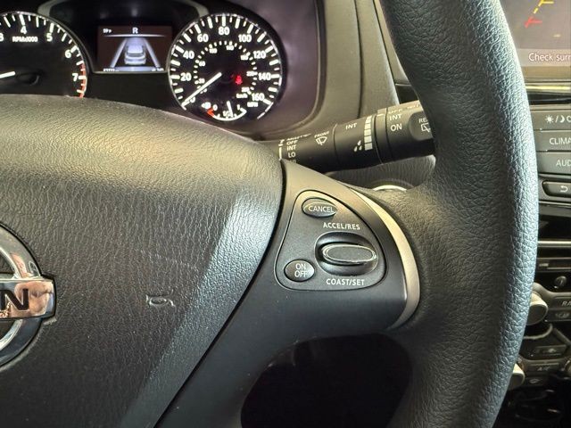 Nissan Pathfinder Vehicle Full-screen Gallery Image 18