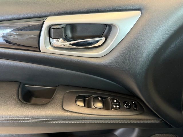 Nissan Pathfinder Vehicle Full-screen Gallery Image 20